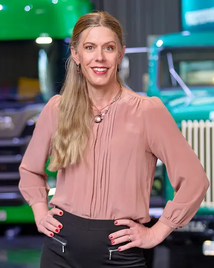 Tova Öhman, i rosa skjorta och svarta byxor, Scania