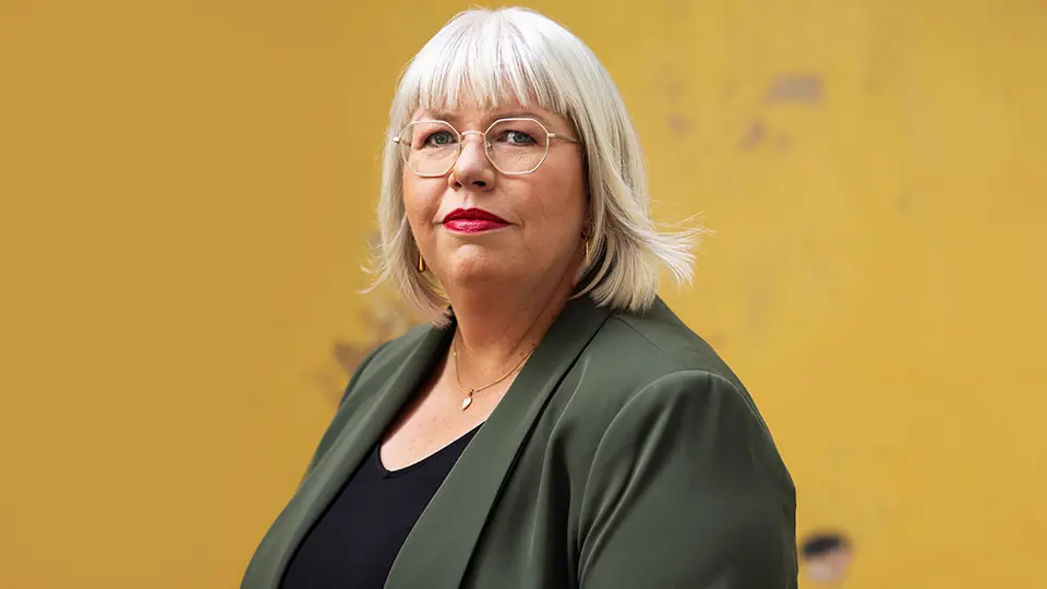Ulrika Johansson, Unionens andre vice ordförande, mot gul vägg
