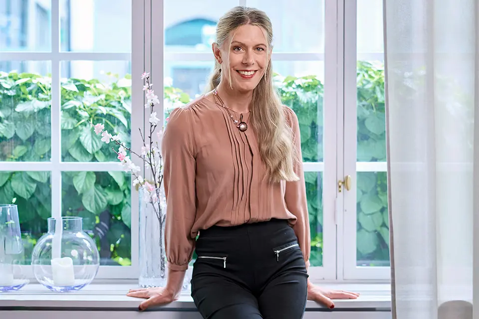 Tova Öhman, i rosa skjorta och svarta byxor, Scania