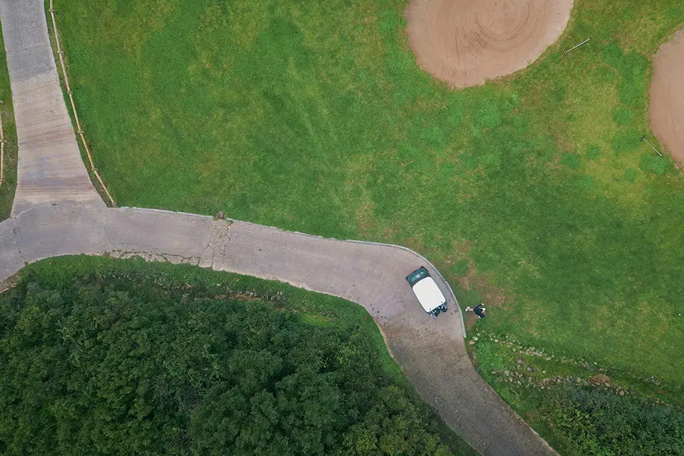 golfbil vid ett vägskäl