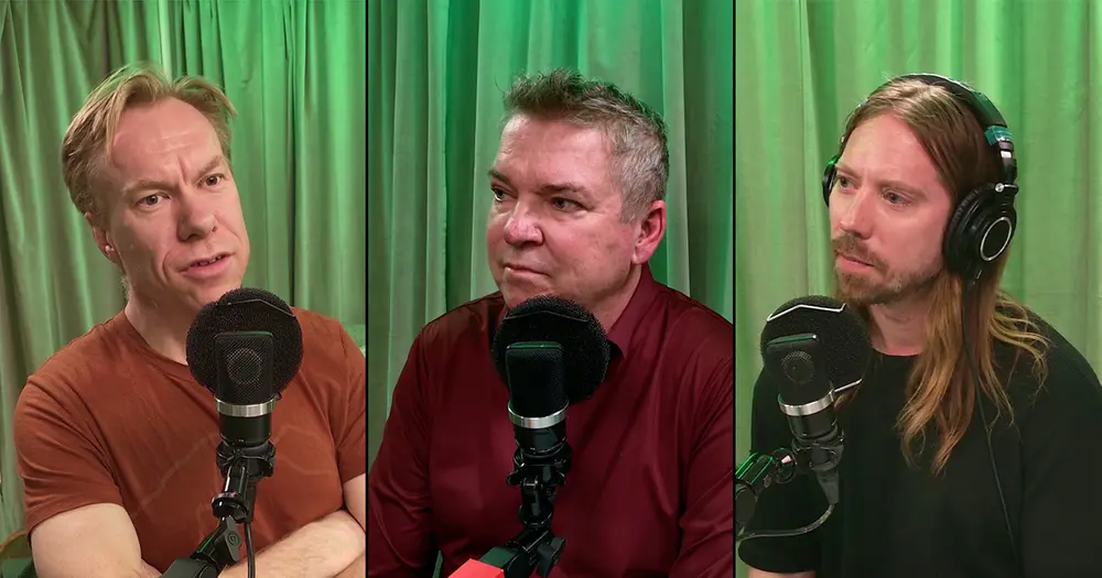 Tre personer pratar med varandra under inspelningen av en podcast.
