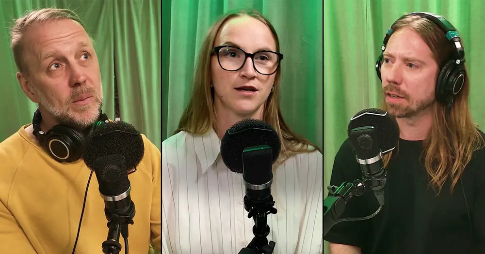 Tre personer pratar med varandra under en podcastinspelning.