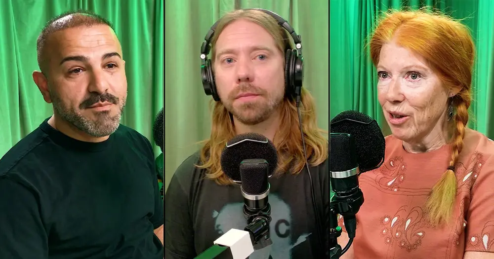 Tre personer samtalar med varandra under inspelningen av en podcast