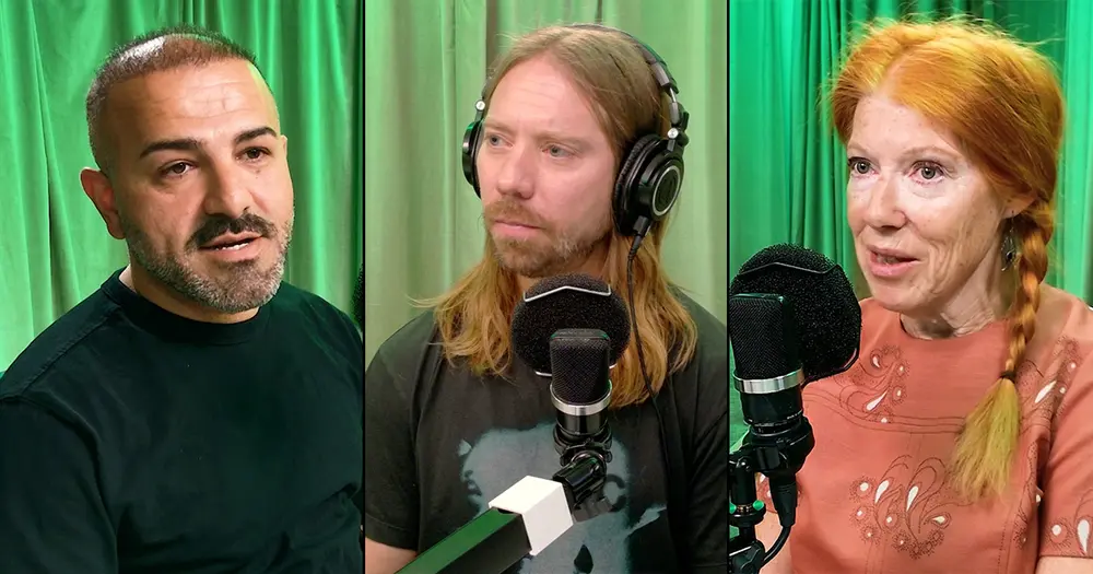 Tre personer samtalar under inspelningen av en podcast