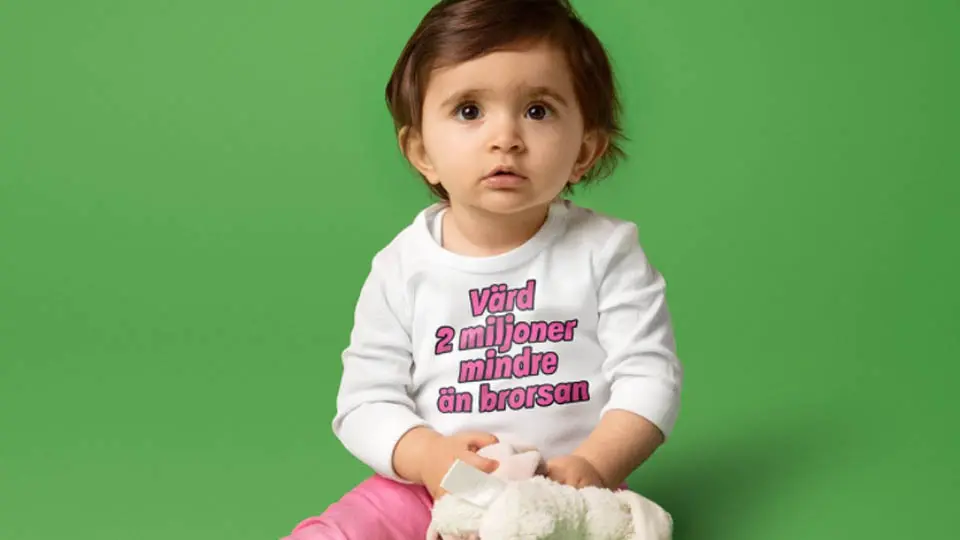 Bebisflicka med värd-mindre-än-brorsan-tröja