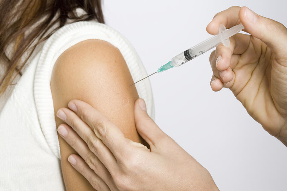 Kvinna som blir vaccinerad i armen