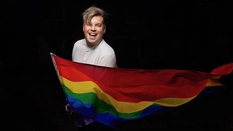 Viftar med prideflagga