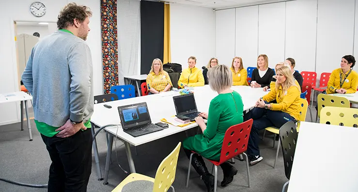 Bild:Daniel ger sig ut i korridoren på jakt efter folk och kommer strax tillbaka med ett koppel av gulblårandiga IKEA-anställda.