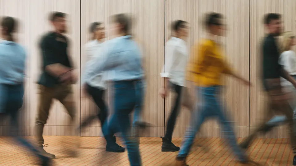 Personer som möts i en korridor