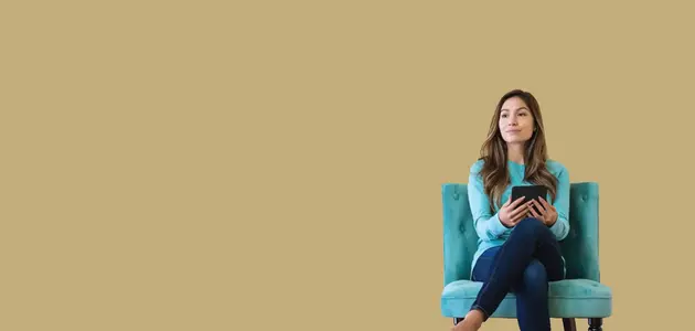 Förmånskategorin bolån och banktjänster. Kvinna i fåtölj