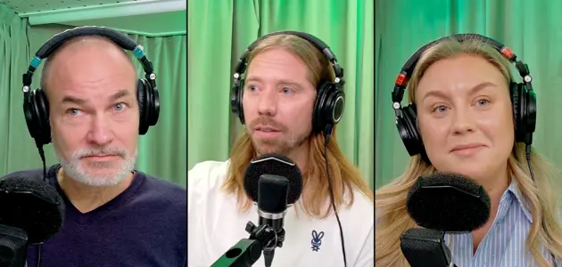 Tre personer samtalar med varandra under en poddinspelning.