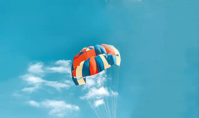 Fotografi på fallskärm för att illustrera försäkringar till egenföretagare