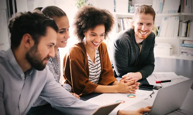 Fyra personer som sitter tillsammans