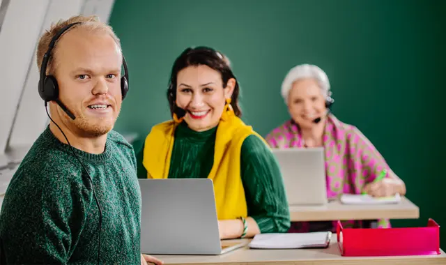 Tre personer med headset
