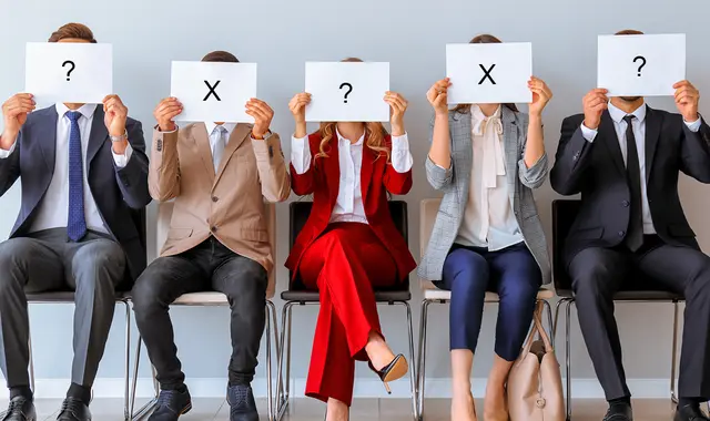 Jobbsökande håller upp papper framför ansiktet, där de blivit godkända eller inte.