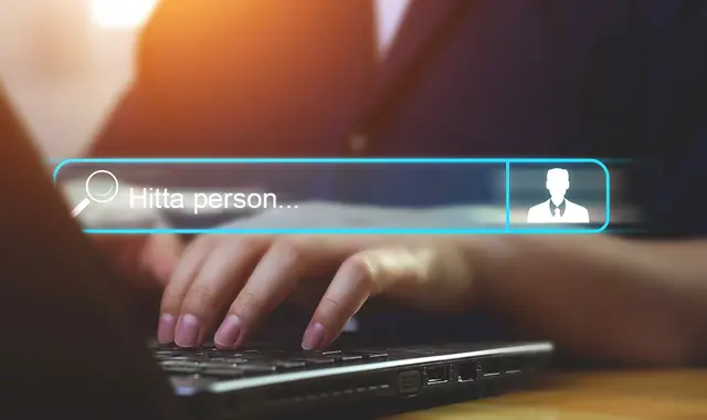 Person som söker på olika ord datorn. 