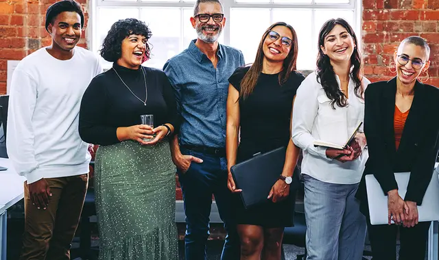 Personer som står på rad mot vägg, på gång ut i arbetslivet. 