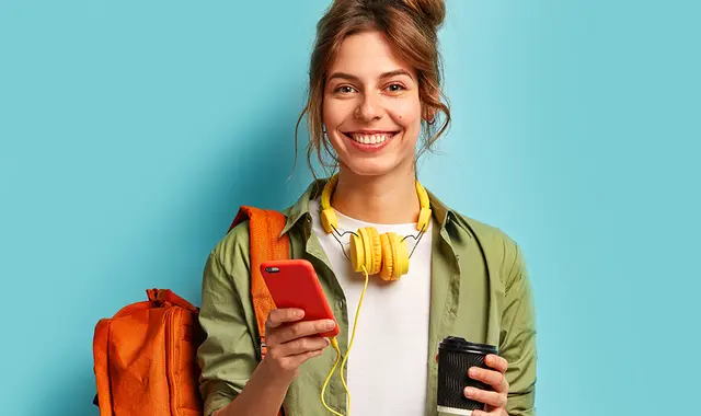 Glad kvinna, med ryggsäck på axeln. 