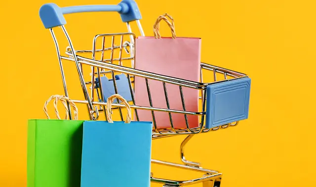 Shoppingvagn med kassar. 