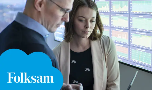 Två personer tittar på en skärm