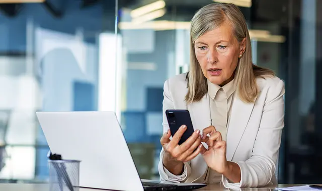 Chef som sitter och spionerar på mejl som anställda har skickat. 