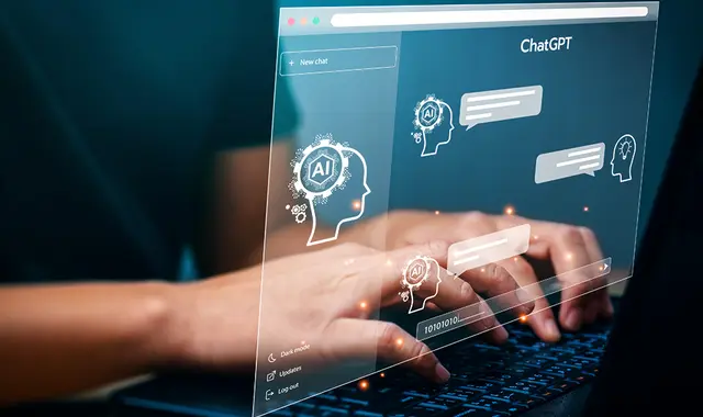 Händer som skriver på en laptop - i blått ljus. 