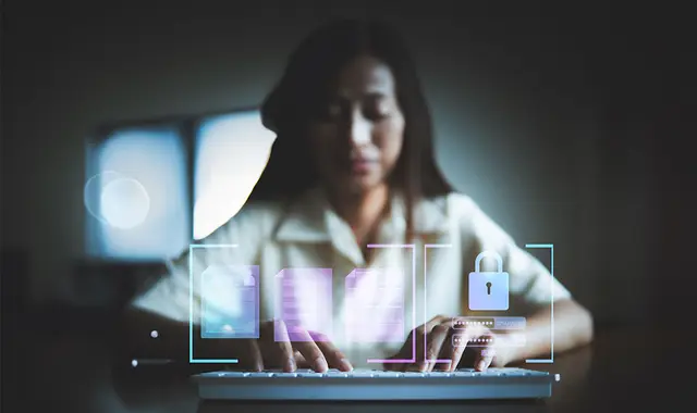 Kvinna skriver på ett tangentbord, samt en illustration av ett lås