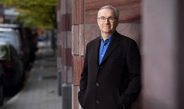 Miljöbild på Unionens förbundsordförande Peter Hellberg intill en vägg