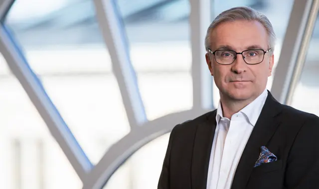 Miljöbild på Unionens förbundsordförande Peter Hellberg intill ett fönster