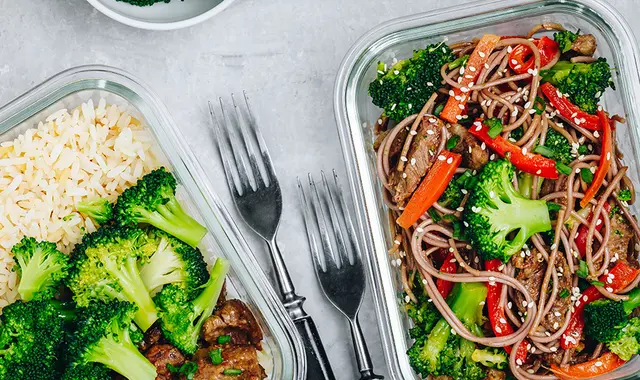 Bild på två fräscha matlådor. Båda med asiatisk mat. 