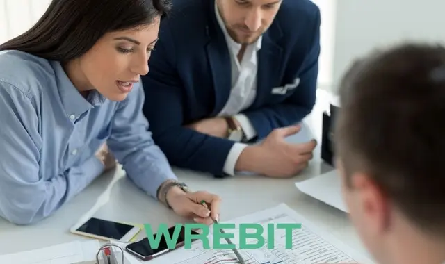 Personer vid skrivbord och Wrebits logga