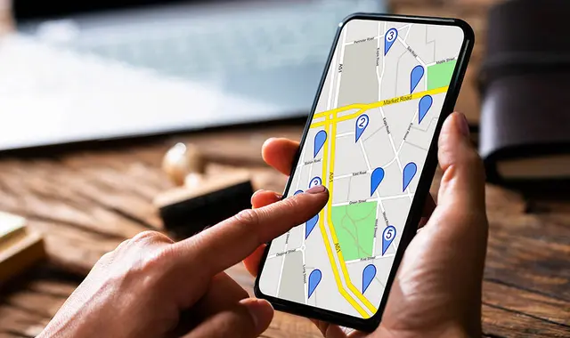 Person kollar gps-position i mobil