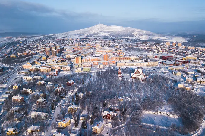 Kiruna, som för närvarande håller på att flyttas till andra sidan slalombacken, för att ge gruvan möjlighet att expandera.