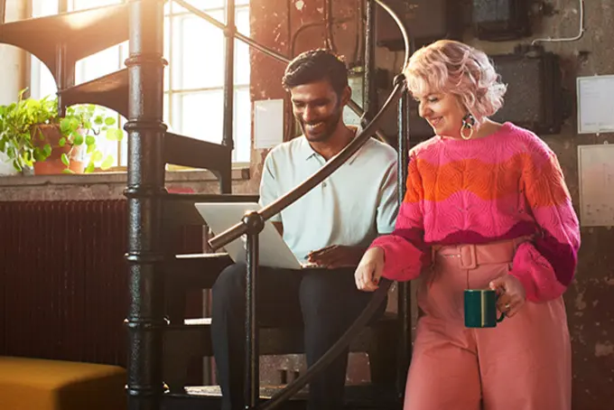 par tittar på dator