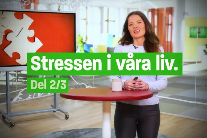 Tv-skärm och person som står vid bord