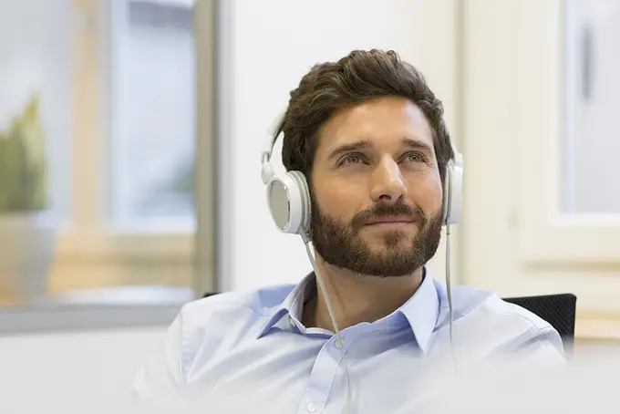 Förkapsling, nyord, kontorslandskap, fokus, hörlurar