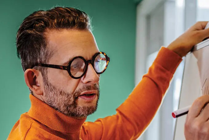 Man skriver på tavla