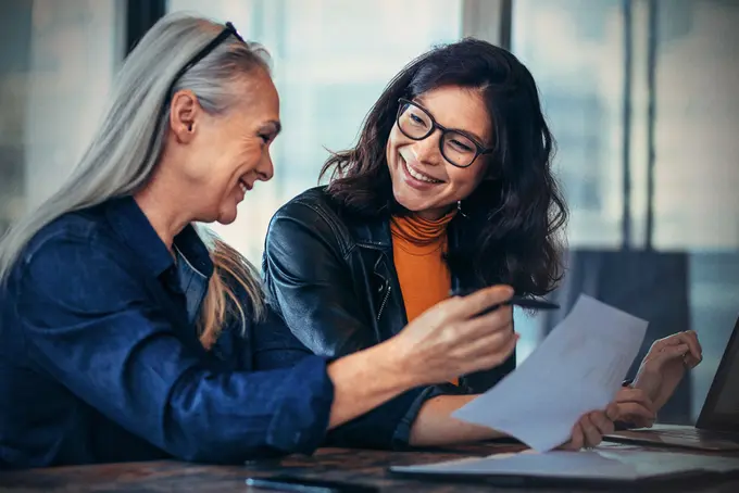 två personer i samtal