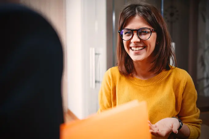 Glad person i samtal