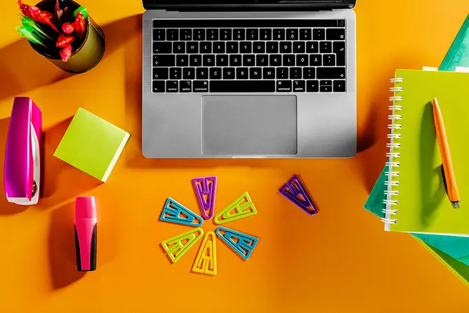 Bild med dator och papper