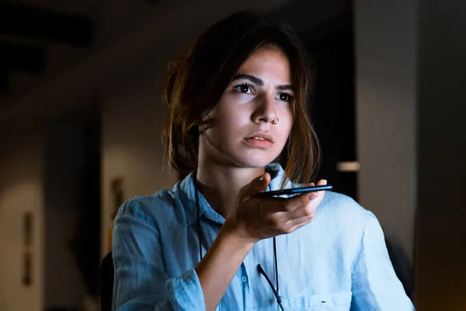 Puffbild på person med en telefon