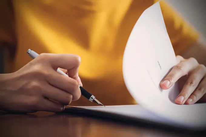 Person som undertecknar ett papper