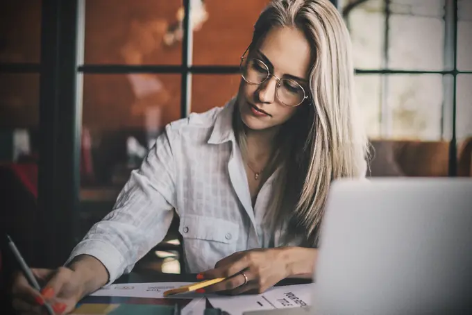 Person som sitter och skriver vid en dator