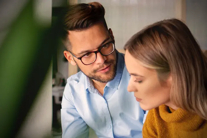 Två personer i samtal