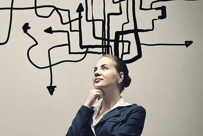 Person framför pilar som går åt olika håll