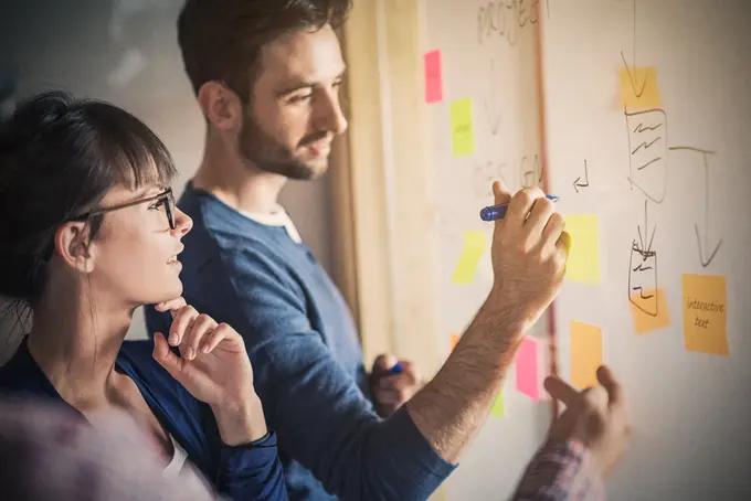 Två personer vid en tavla