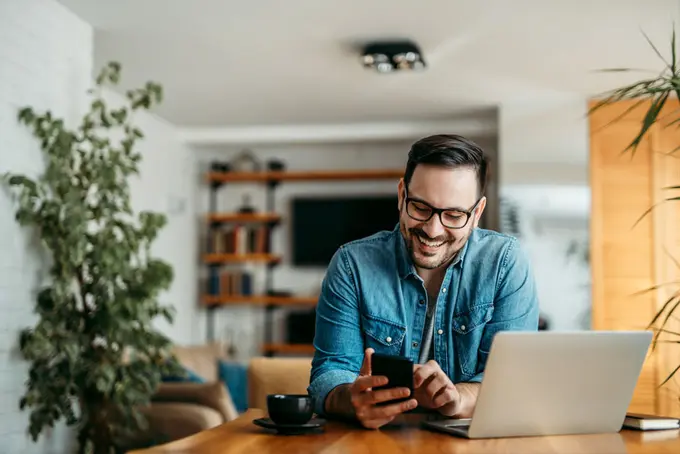 Person som sitter vid en dator