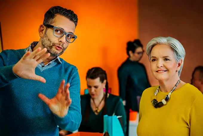 En person visar en annan person något