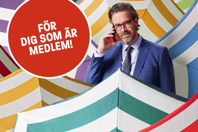 Man som står bland massa parasoller och pratar i mobiltelefon