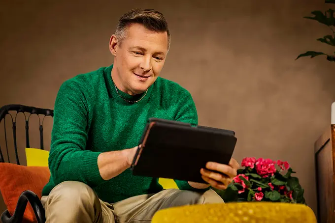 Man med surfplatta i handen